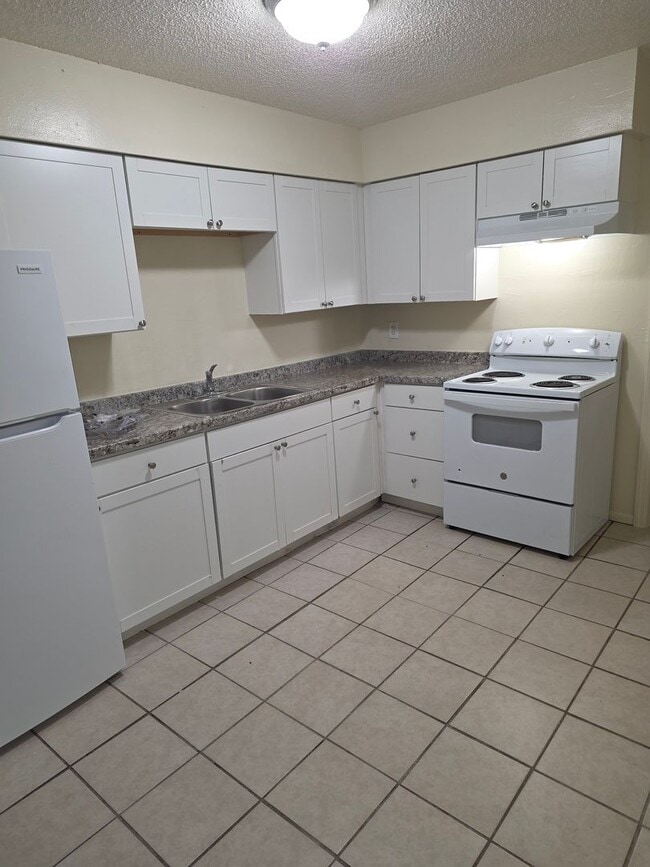 Building Photo - 3/2 DUPLEX