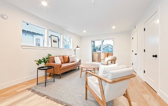 Building Photo - 617 N Lombard St