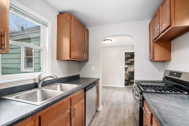 Building Photo - New Remodeled 3bed 1 bath home in Kalamazoo! Ask about our Deposit Free Leasing!!