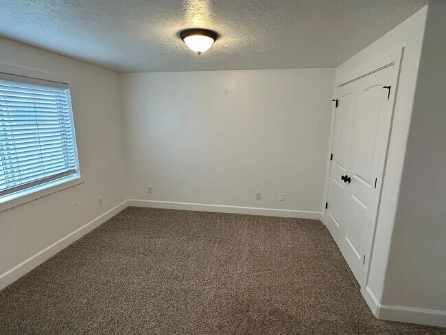 Building Photo - Luxurious Spacious layout in convenient Sa...