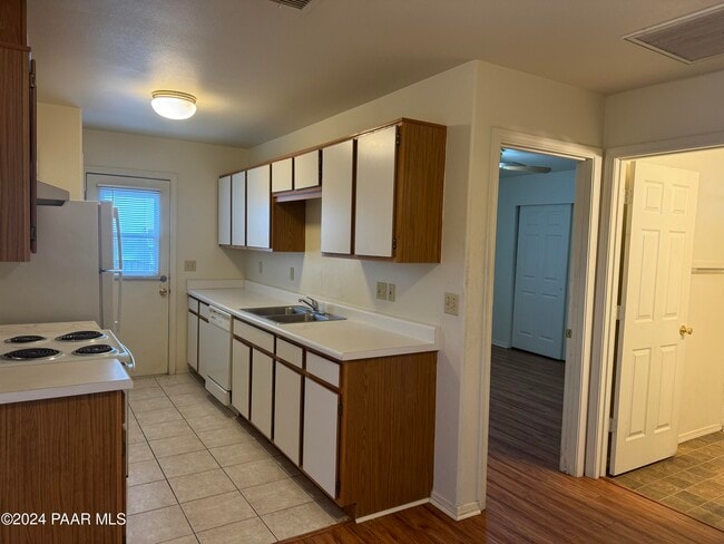 Building Photo - 3284 N Greg Dr