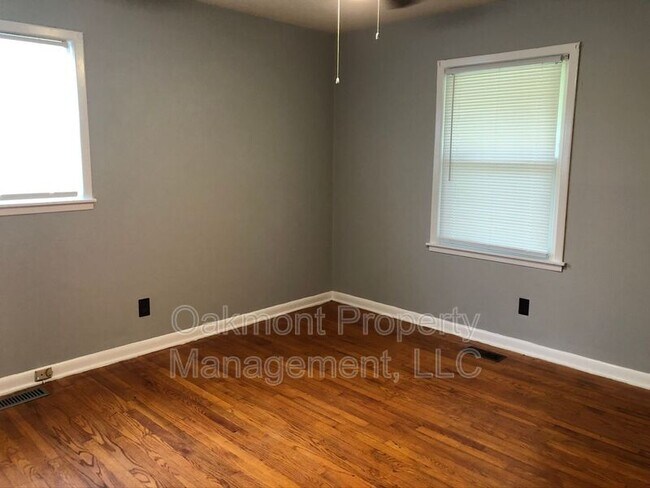 Building Photo - 4047 Village Dr