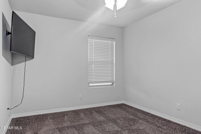 Building Photo - 917 Airship Pl