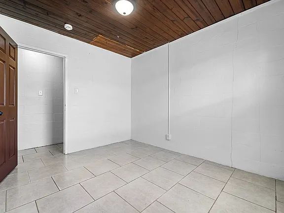 Building Photo - Move-In Special - Updated 2BR w/Washer/Dryer + $0 Deposit