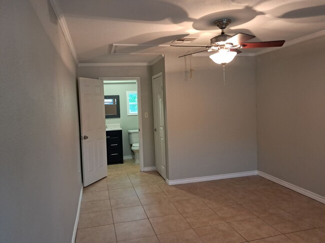 Building Photo - 1306 Leacrest Dr