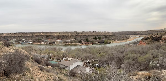 Building Photo - Fully Furnished Rental at Buffalo Springs Lake! All bills paid!
