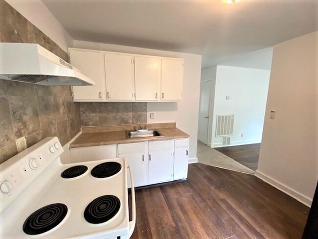 Building Photo - West Charlotte.  Renovated 2 Bedroom!