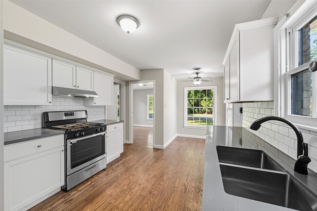 Building Photo - 1224 N San Jacinto St