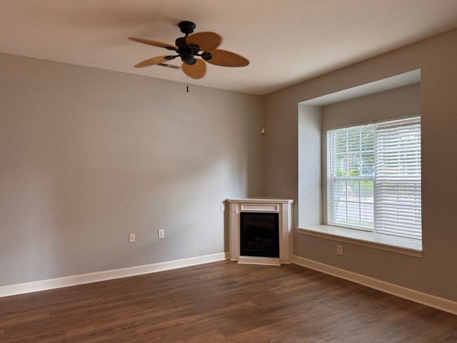 Building Photo - 2BR 2.5BA Townhome with Screened Porch