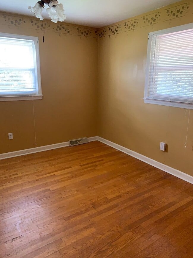 Building Photo - 3 Bedroom / 2 Bath Brick Home Johnson City...
