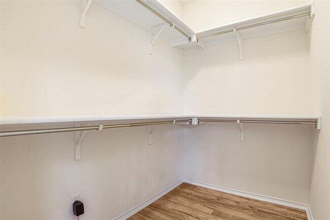 Building Photo - 128 Holstein St