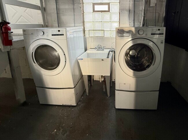 Building Photo - 146 Bondie St