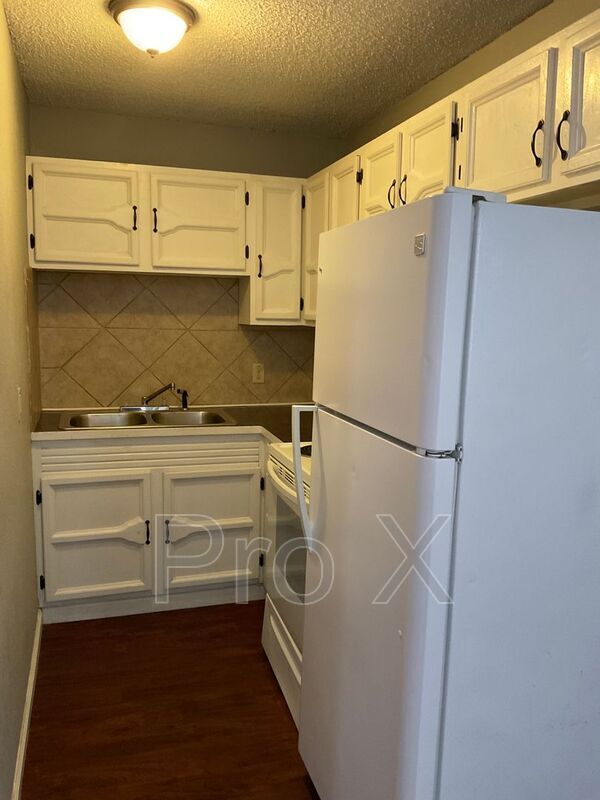 Building Photo - 101 S Elm St