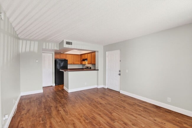 Building Photo - ONE BEDROOM ONE BATHROOM!! WATERFRONT COMMUNITY!