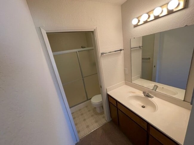 Building Photo - Spacious Orangevale condo that is clean, quite, and private.