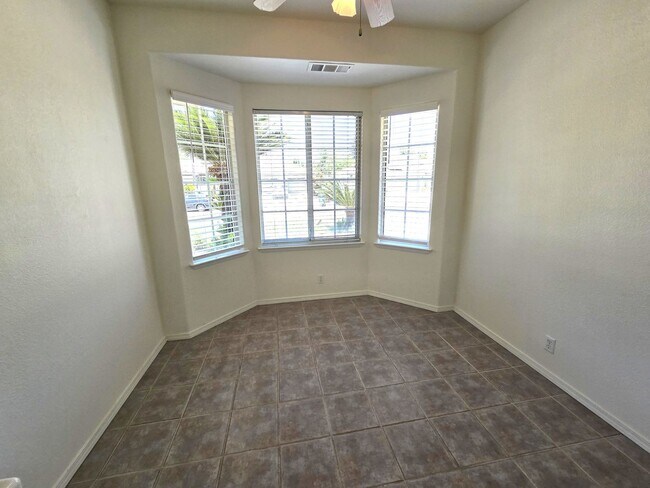 Building Photo - Beautiful 4 Bedroom 2 Bath Home