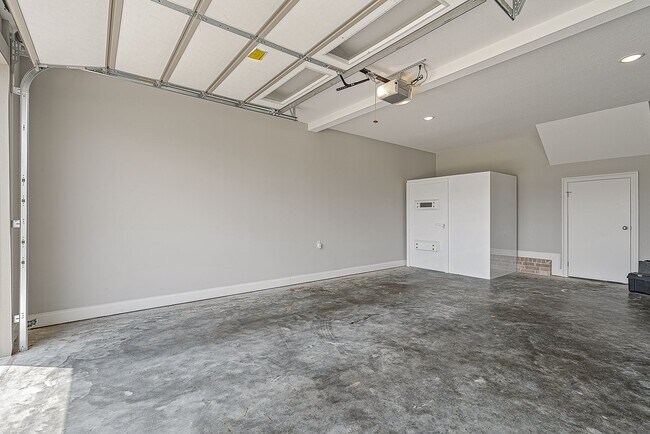 Building Photo - Rare Executive Rental in Desirable South J...