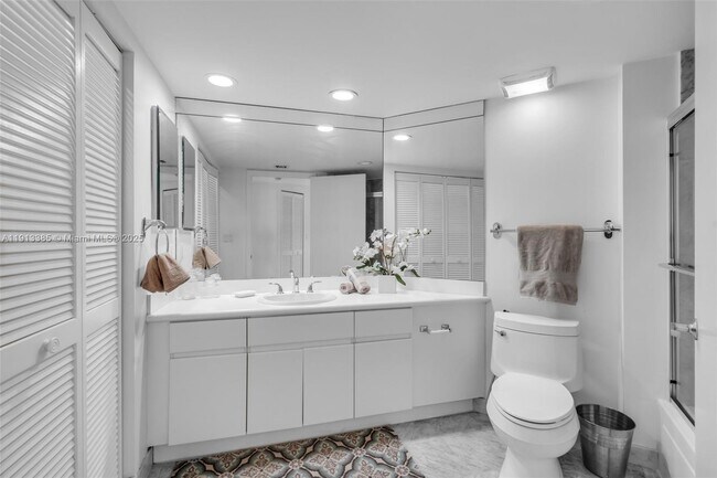 Building Photo - 16485 Collins Ave