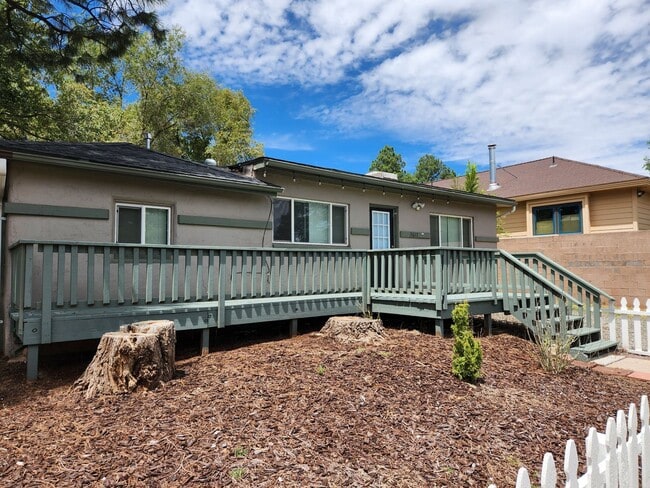 Building Photo - 4 bedroom Sunnyside Home