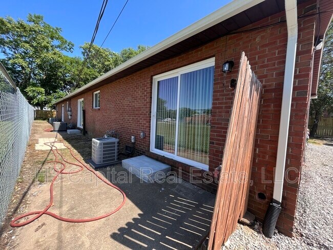 Building Photo - 892 Haller St