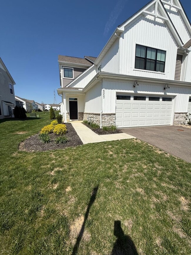 Building Photo - Move In Special! Stunning Westerville Condo with Loft | 2,086 Sq Ft | Garage | Move-In Ready