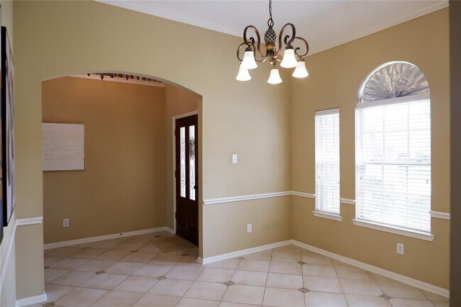 Building Photo - 2610 Parkbriar Ln