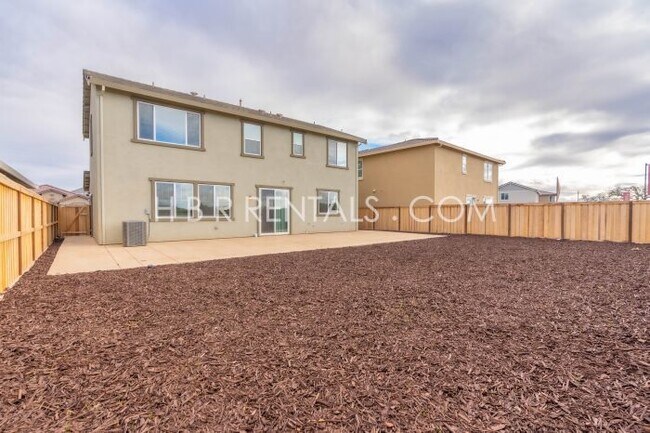 Building Photo - Charming 4-Bed, 3-Bath Home in Lathrop’s T...