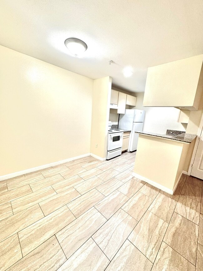 Building Photo - 717 Richcrest Dr