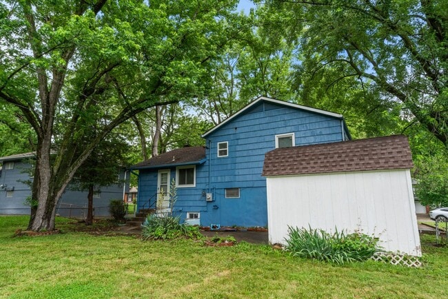 Building Photo - COMING SOON! 3 Bedroom 1 Bathroom in Grand...