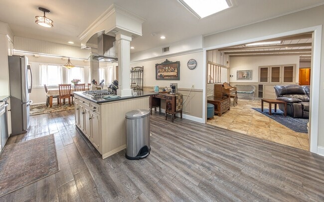 Building Photo - Stunning 4 Bed 3 Bath with a Pool!