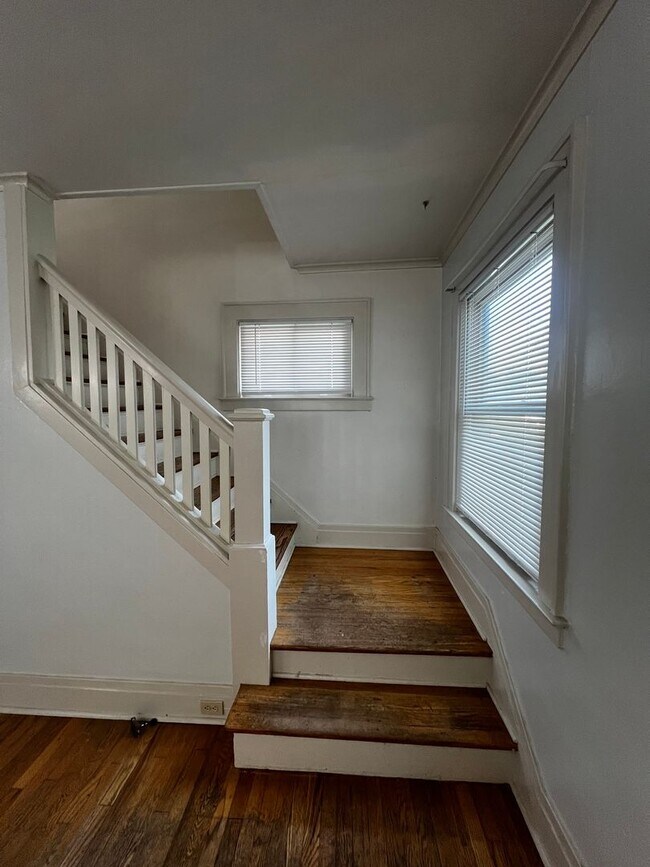 Building Photo - 2 Bed, 1 Bath- Single Family For Rent in t...