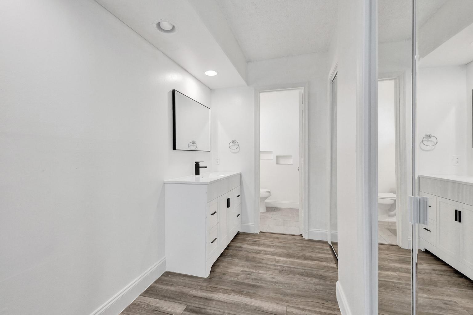 Building Photo - 5127 Woodstone Cir E