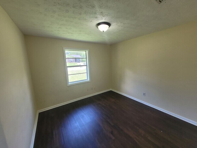 Building Photo - 4 bedroom 1.5 bathroom