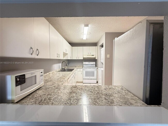 Building Photo - 10000 NW 80th Ct