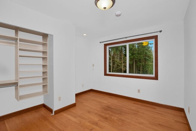 Building Photo - Private 4 Bedroom Retreat on 5-Acres Cottage Lake