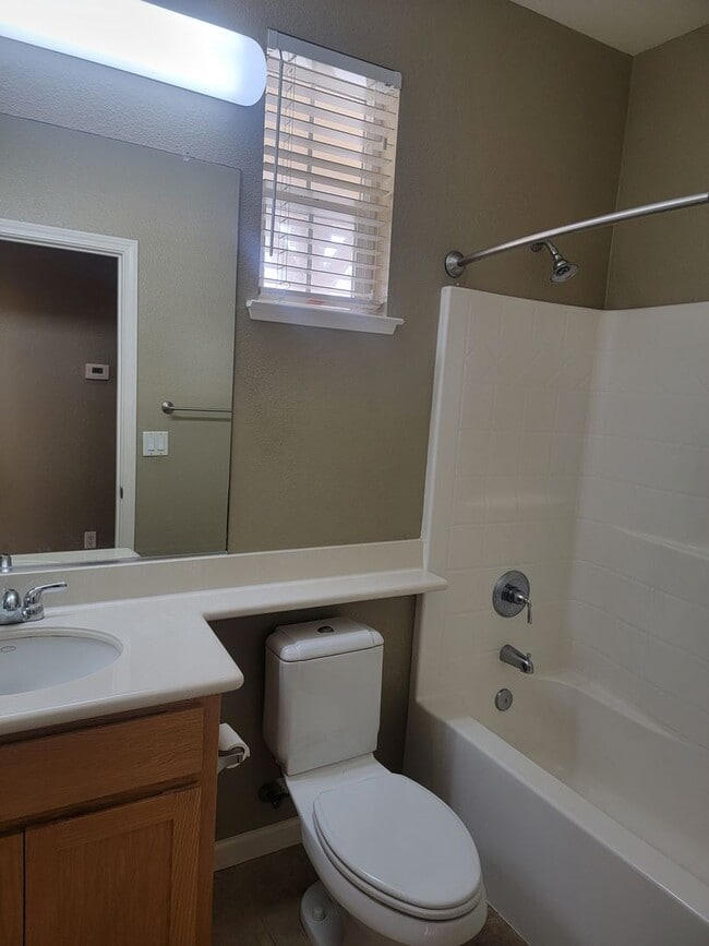 Building Photo - Adorable 2 bedroom 2 bath home
