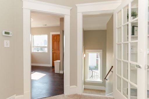 Building Photo - Bright 2 bedroom 1 bathroom Queen Anne Apartment with skyline views