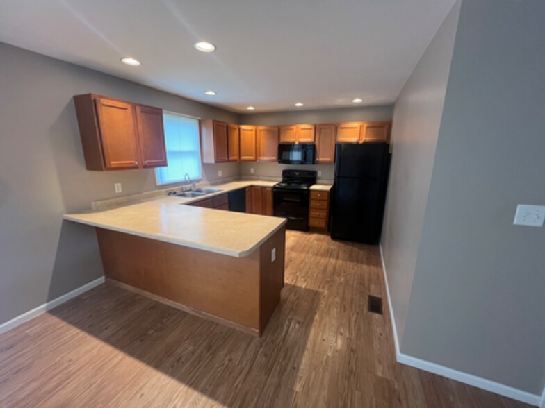 Building Photo - 425 Station Crossing