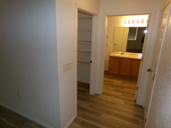 Building Photo - 3002 W Elizabeth St