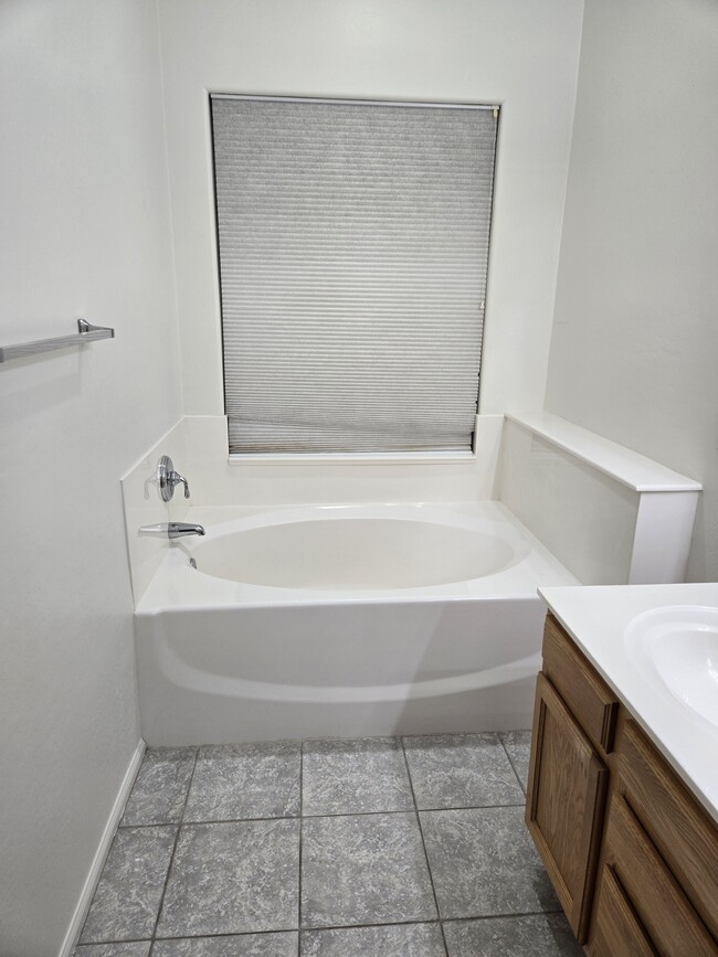 Master bath tub - 16705 N 50th Way