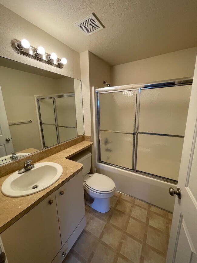 Building Photo - 2 Bedroom, 2 1/2 Bathroom Apartment