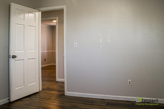 Building Photo - 8586 E Lakeview Dr