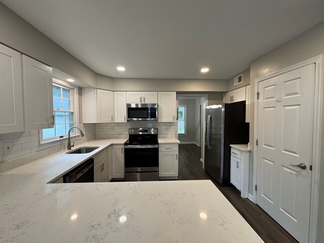 Building Photo - Stunning 4 Bed 3.5 Bath Home With Deck And...