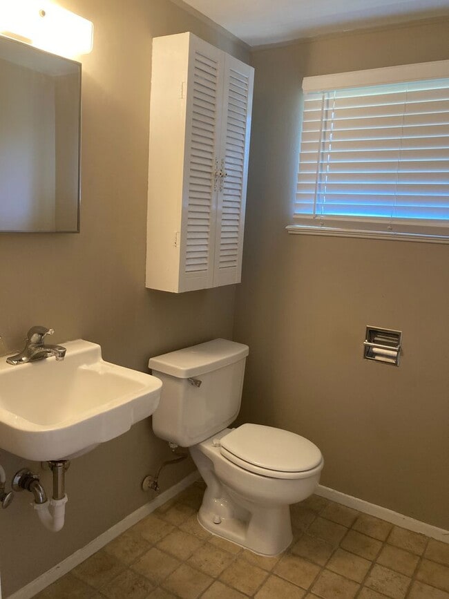 Building Photo - 224 N Oxford Dr