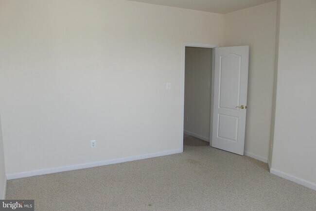 Building Photo - 13570 Village Green Dr