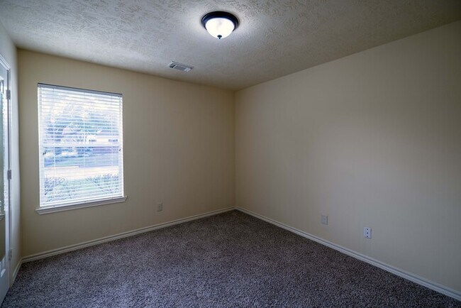 Building Photo - 4BR SFR • Walk-In Pantry • Fenced Yard in Coventry