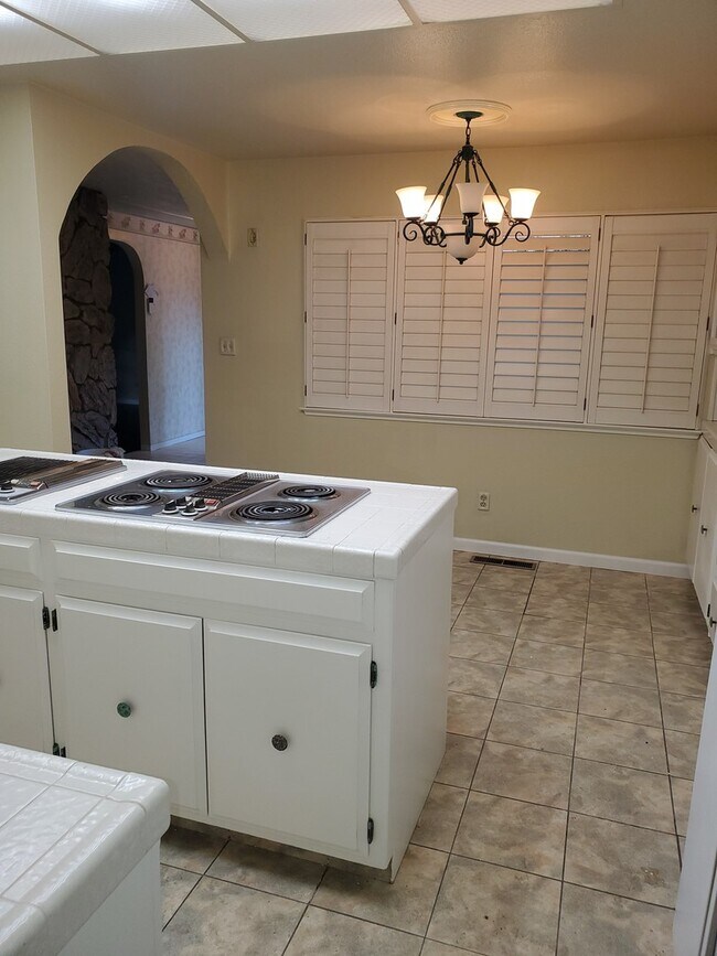 Building Photo - Modesto 3 bedroom 2.5  bathroom off McHenry