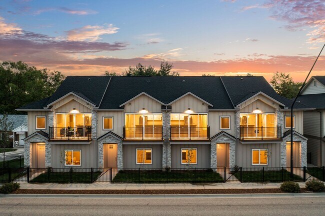 Building Photo - 2213 S Federal Way