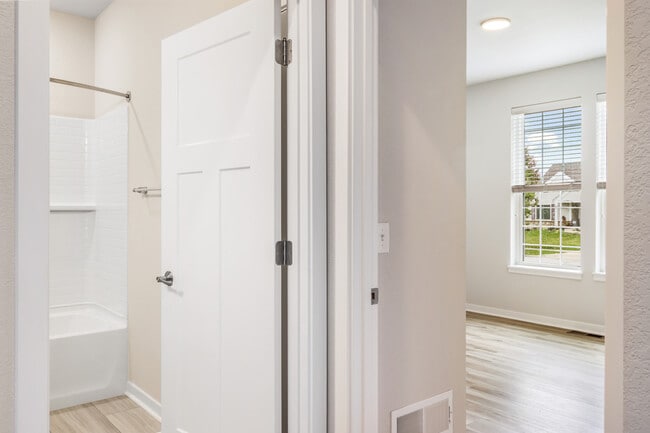Building Photo - 993 Cascade Cir