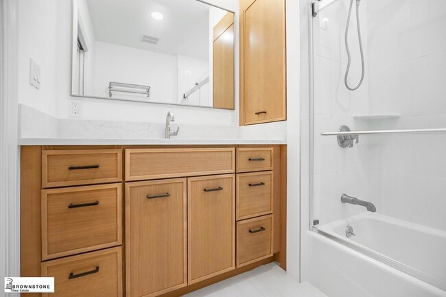 Building Photo - 81 1st Pl